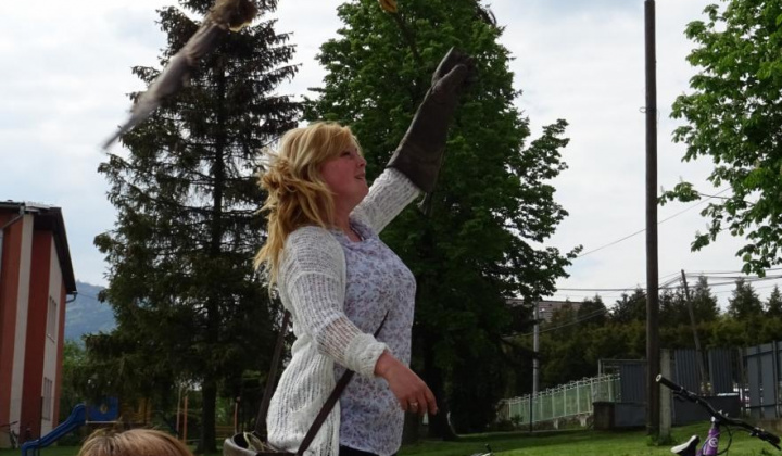 3. fotografia fotogalérie Sokoliari medzi deťmi