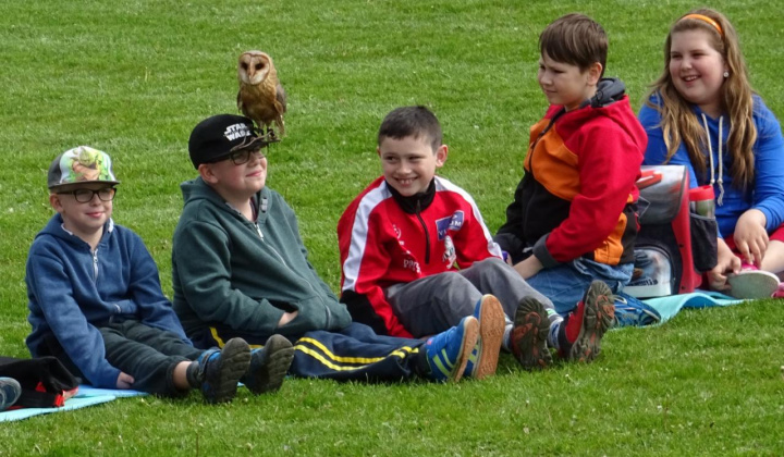 4. fotografia fotogalérie Sokoliari medzi deťmi