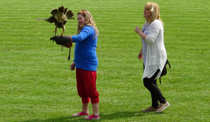 5. fotografia fotogalérie Sokoliari medzi deťmi
